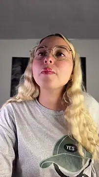 Irisweet  online show from November 16, 2025, 9:30 pm