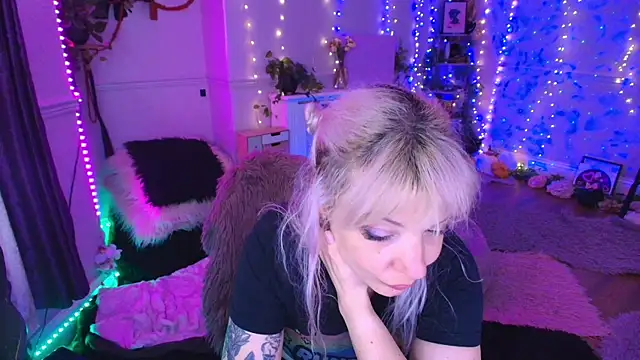 Snapshot of AliceW0lf chatting on April 28, 2026, 8:46 pm AliceW0lf online show from April 28, 2026, 8:46 pm
