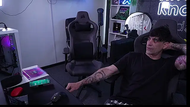 Elnonoykeila77 online show from September 19, 2025, 4:44 pm