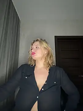 Evellyn online show from December 22, 2024, 4:27 pm