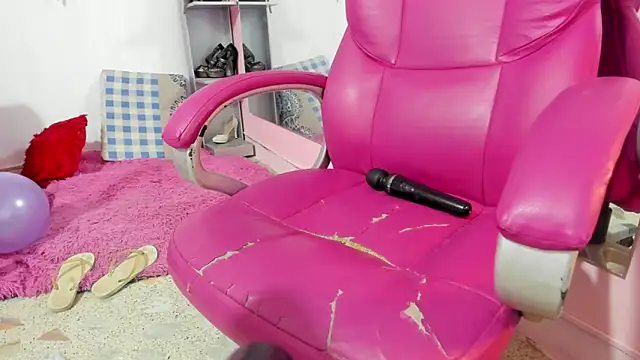 Snapshot of CAMILA--REY chatting on October 4, 2025, 12:07 pm CAMILA--REY online show from October 4, 2025, 12:07 pm