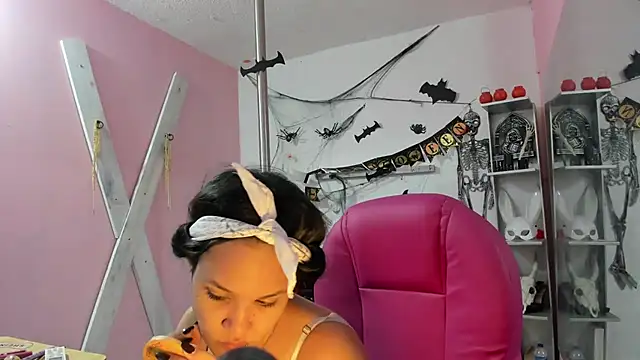 Snapshot of CAMILA--REY chatting on October 27, 2025, 9:49 pm CAMILA--REY online show from October 27, 2025, 9:49 pm