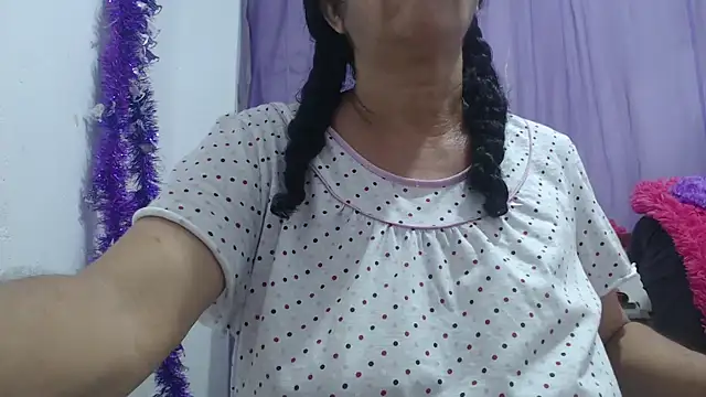 Snapshot of heyline_milf chatting on October 17, 2025, 11:28 pm heyline milf online show from October 17, 2025, 11:28 pm