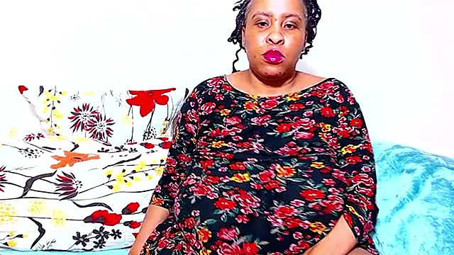 Snapshot of Ebonylovelyx chatting on October 19, 2025, 12:02 am Ebonylovelyx online show from October 19, 2025, 12:02 am