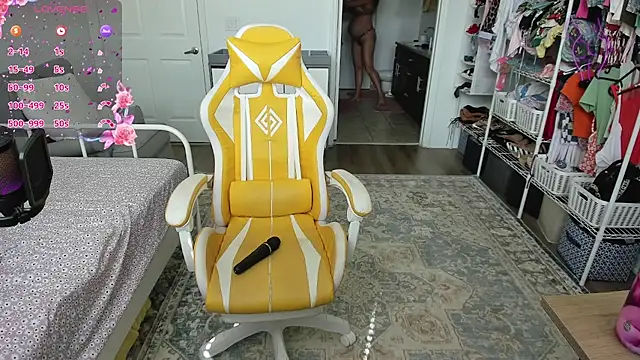 sweetbuttocks1 online show from October 17, 2025, 4:09 pm