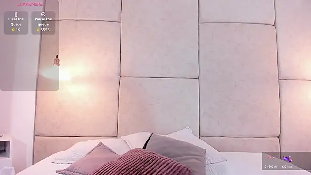 aisha vs online show from December 5, 2025, 12:48 pm