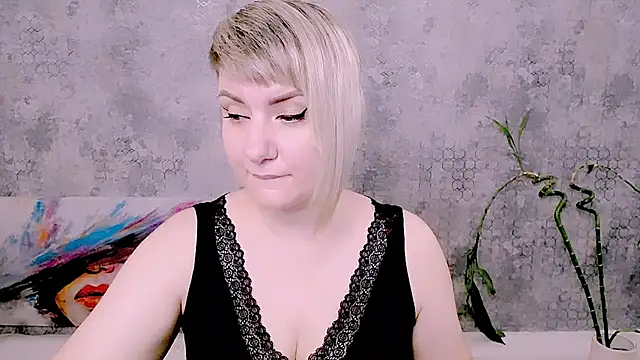 Snapshot of Djullia chatting on July 4, 2026, 5:14 am Djullia online show from July 4, 2026, 5:14 am
