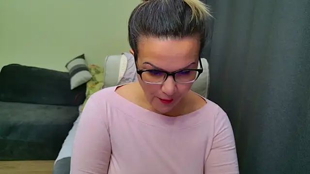 MishaMILF online show from December 19, 2025, 7:44 am