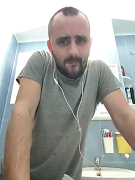 Snapshot of Govora chatting on February 17, 2025, 8:49 pm Govora online show from February 17, 2025, 8:49 pm