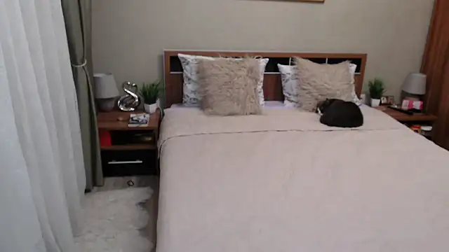 Snapshot of sensualEmilia chatting on November 13, 2025, 5:50 pm sensualEmilia online show from November 13, 2025, 5:50 pm