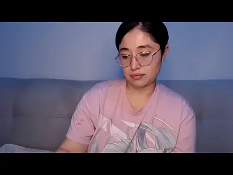 YummymeowW online show from April 6, 2026, 4:52 pm