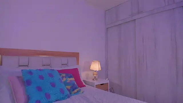 mia hank online show from December 2, 2025, 11:45 am