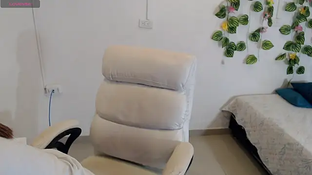 tania sweet   online show from October 9, 2025, 3:23 pm