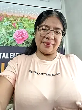 Snapshot of __valentina18 chatting on May 4, 2026, 12:41 pm valentina18 online show from May 4, 2026, 12:41 pm