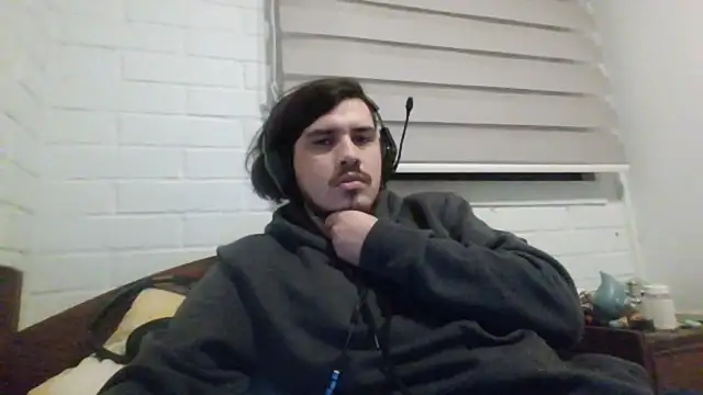 Snapshot of hung_weeb chatting on May 30, 2026, 3:35 am hung weeb online show from May 30, 2026, 3:35 am
