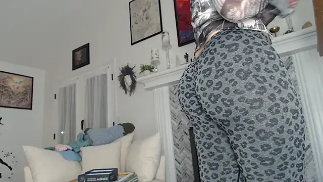 AuroraWillows online show from October 20, 2025, 11:00 am