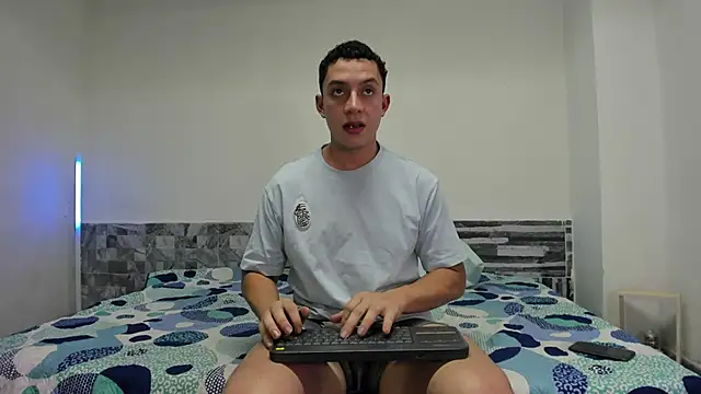 davinalhot online show from April 19, 2026, 3:18 am