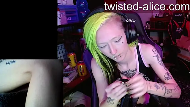 alicewonder09 online show from April 12, 2026, 2:59 am