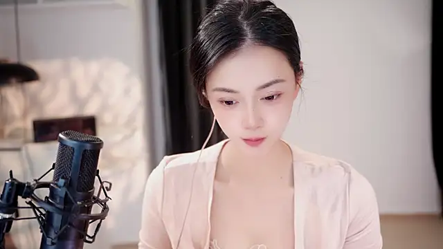 Ocean--Lili online show from June 1, 2026, 1:33 pm