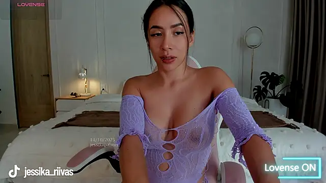 jessikapalmer online show from October 15, 2025, 9:01 pm