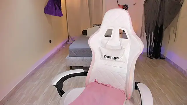 Snapshot of carleee_winter chatting on October 24, 2025, 11:59 pm carleee winter online show from October 24, 2025, 11:59 pm