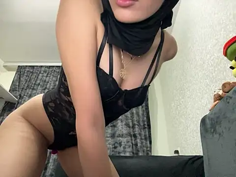 GumusGuray online show from March 5, 2025, 5:08 pm