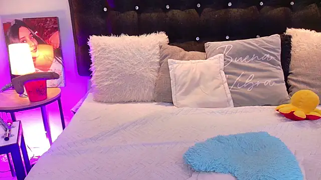 ValenScott1 online show from November 4, 2025, 1:26 pm