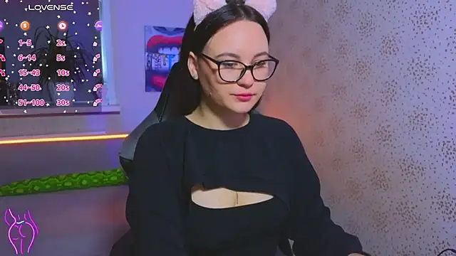 Snapshot of EsterLogan chatting on September 30, 2025, 10:43 am EsterLogan online show from September 30, 2025, 10:43 am