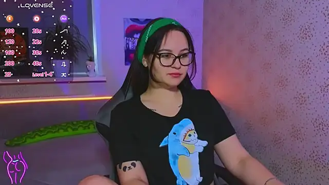 Snapshot of EsterLogan chatting on October 13, 2025, 6:48 am EsterLogan online show from October 13, 2025, 6:48 am