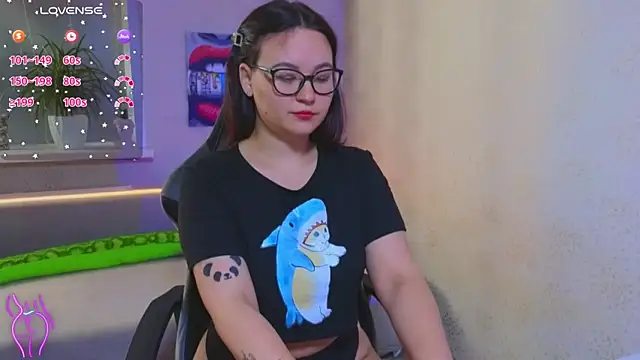 Snapshot of EsterLogan chatting on September 22, 2025, 1:17 pm EsterLogan online show from September 22, 2025, 1:17 pm