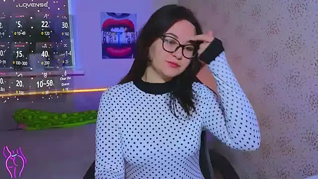 Snapshot of EsterLogan chatting on October 27, 2025, 9:32 am EsterLogan online show from October 27, 2025, 9:32 am