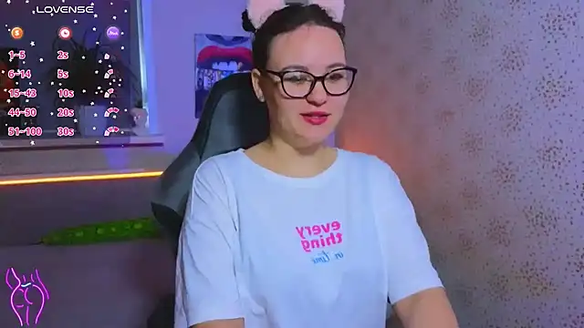 Snapshot of EsterLogan chatting on September 28, 2025, 11:39 am EsterLogan online show from September 28, 2025, 11:39 am