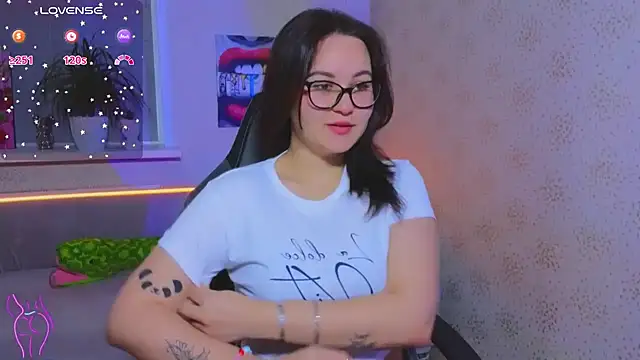 Snapshot of EsterLogan chatting on October 19, 2025, 8:50 am EsterLogan online show from October 19, 2025, 8:50 am