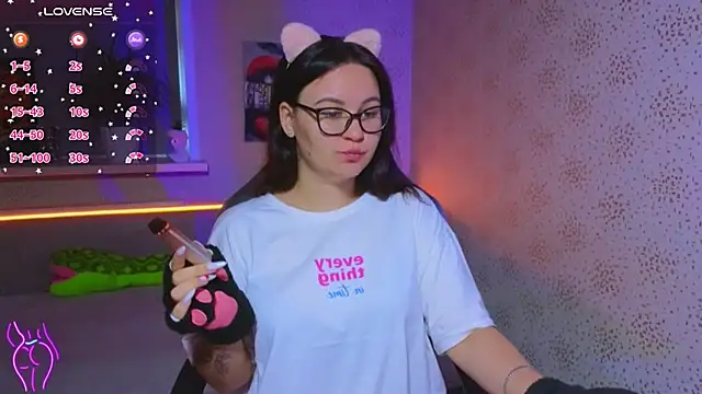 Snapshot of EsterLogan chatting on September 27, 2025, 1:28 pm EsterLogan online show from September 27, 2025, 1:28 pm