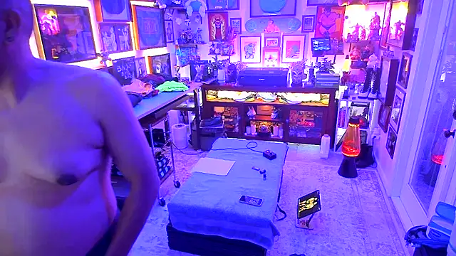 Snapshot of Briefs_bud chatting on October 19, 2025, 7:00 am Briefs bud online show from October 19, 2025, 7:00 am