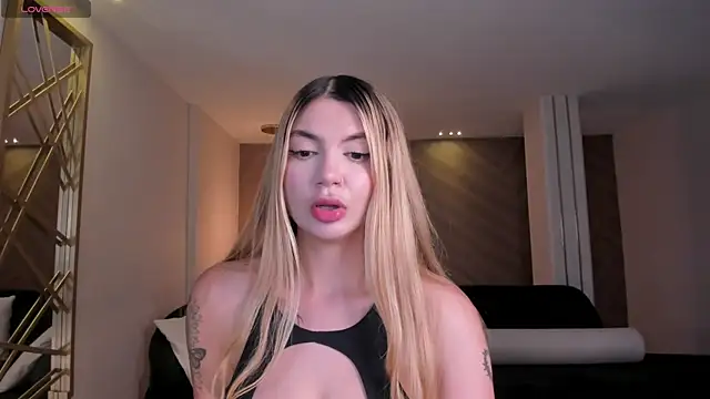 NiaHolland online show from May 13, 2026, 6:26 pm