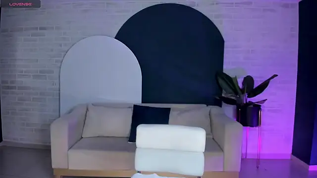 NiaHolland online show from May 10, 2026, 11:50 pm
