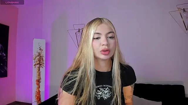 NiaHolland online show from June 6, 2026, 8:14 pm
