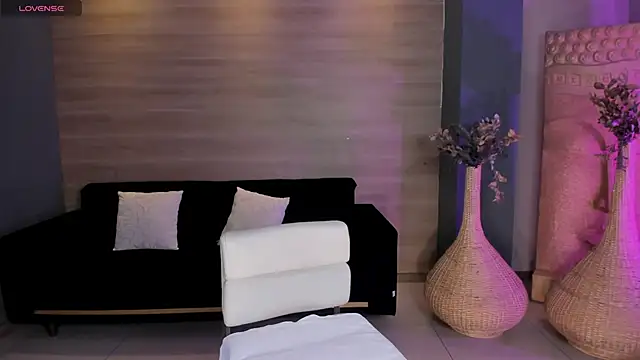 NiaHolland online show from May 11, 2026, 6:49 pm