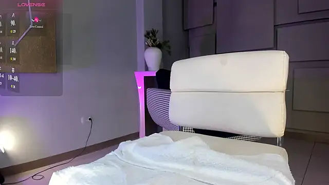 NiaHolland online show from December 13, 2025, 8:04 pm