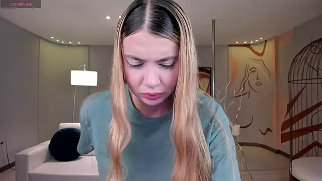NiaHolland online show from May 5, 2026, 7:17 pm
