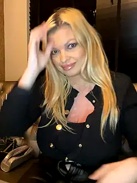 Snapshot of Lisavontease chatting on October 5, 2025, 3:19 am Lisavontease online show from October 5, 2025, 3:19 am