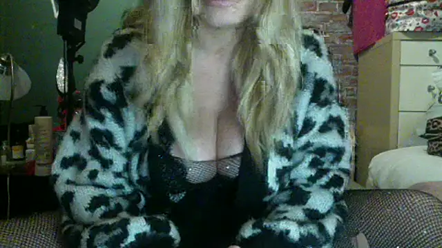 Snapshot of Lisavontease chatting on November 11, 2025, 7:52 pm Lisavontease online show from November 11, 2025, 7:52 pm