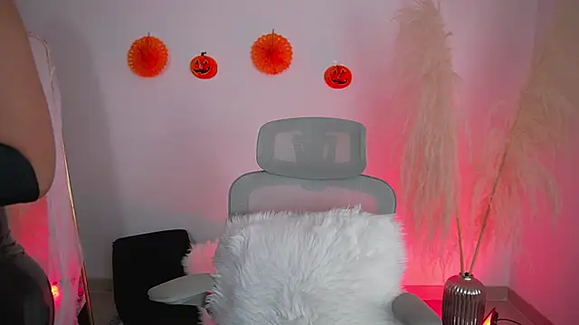 Snapshot of LaraBaker chatting on October 31, 2025, 4:14 pm LaraBaker online show from October 31, 2025, 4:14 pm