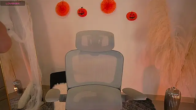 Snapshot of LaraBaker chatting on October 21, 2025, 11:09 am LaraBaker online show from October 21, 2025, 11:09 am