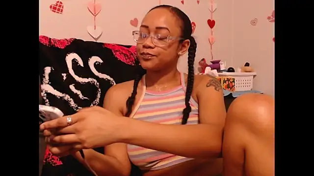 RylHoneyy online show from February 12, 2026, 6:24 am