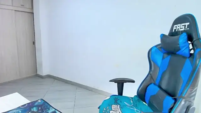 Snapshot of sophiax-x chatting on February 19, 2026, 4:37 pm sophiax-x online show from February 19, 2026, 4:37 pm