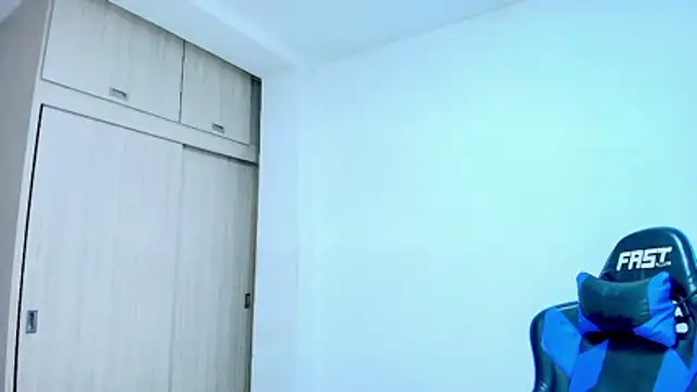 Snapshot of sophiax-x chatting on January 16, 2026, 4:33 pm sophiax-x online show from January 16, 2026, 4:33 pm