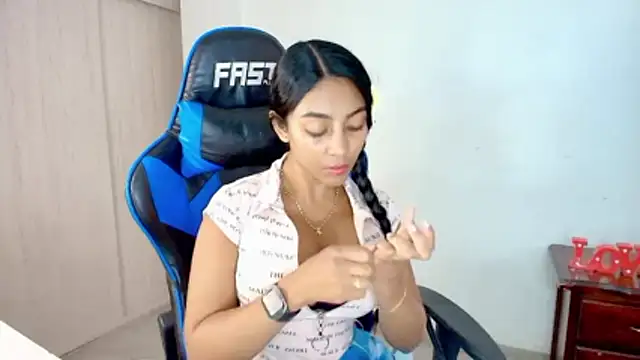 sophiax-x online show from December 2, 2025, 5:36 pm