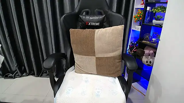 Snapshot of Yuki-yio chatting on October 4, 2025, 1:18 am Yuki-yio online show from October 4, 2025, 1:18 am